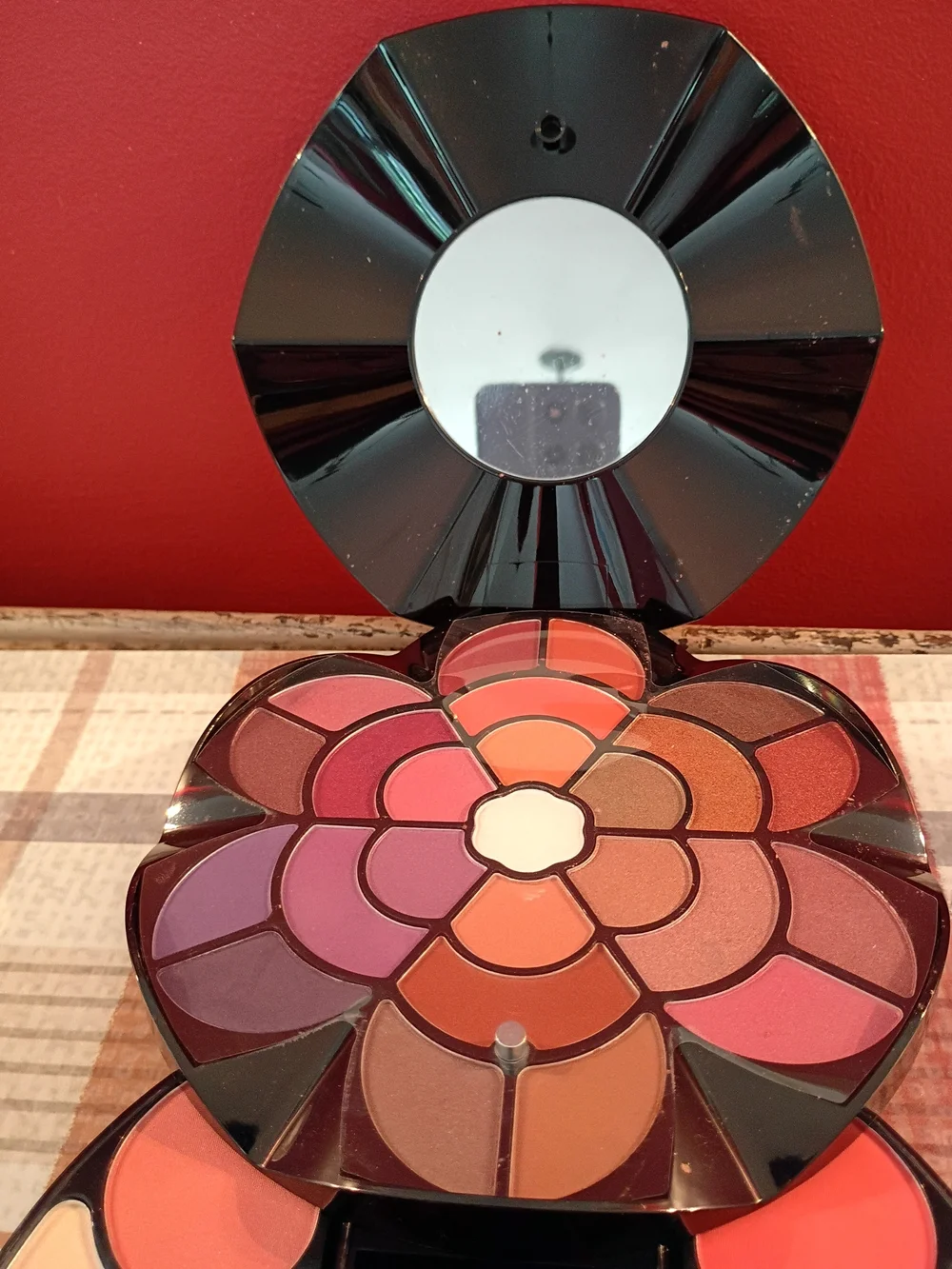 Multi-Layer Eyeshadow & Cheek Palette in Pink and Neutral Tones